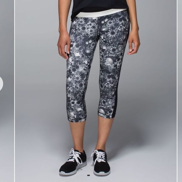 LULULEMON | Up the Pace Floral Crop Leggings Black White Gray Women’s Size 4 - Picture 12 of 14